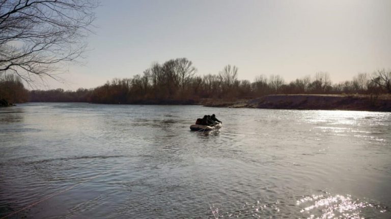 Δεκάδες παράνομοι μετανάστες «κατέλαβαν» ελληνικό έδαφος νησίδας του Έβρου και πυροδοτούν κρίση