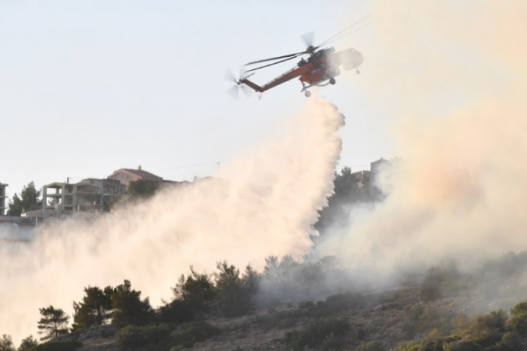 Σε ύφεση η φωτιά στη Βούλα – Ισχυρές δυνάμεις της Πυροσβεστικής και εναέρια μέσα στο σημείο