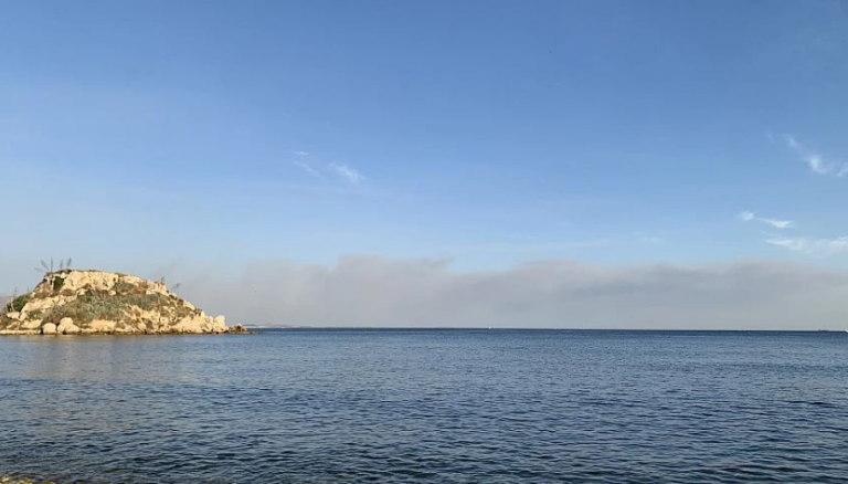 Φωτιά στην Βούλα: Οι καπνοί της πυρκαγιάς φαίνονται μέχρι τον Πειραιά – Δείτε φωτογραφίες