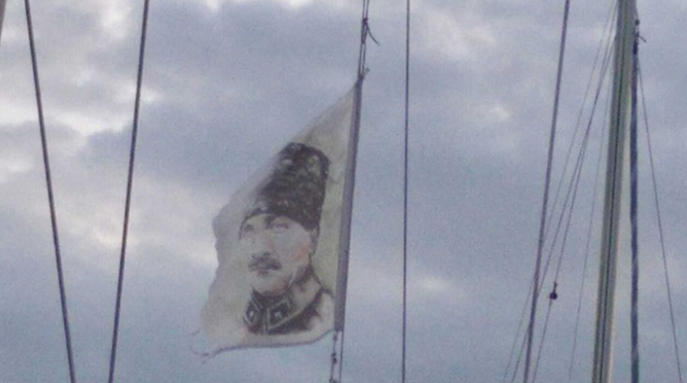 Τουρκικό ιστιοφόρο σήκωσε σημαία με τον Κεμάλ Ατατούρκ στο λιμάνι της Μυτιλήνης
