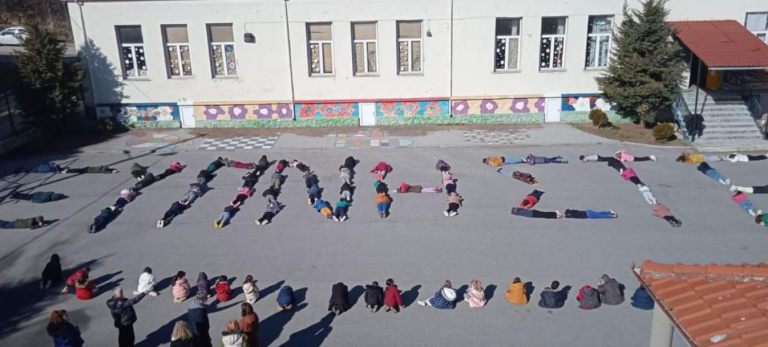 Γονείς ξυπνήστε, μαγαρίζουν τα παιδιά σας