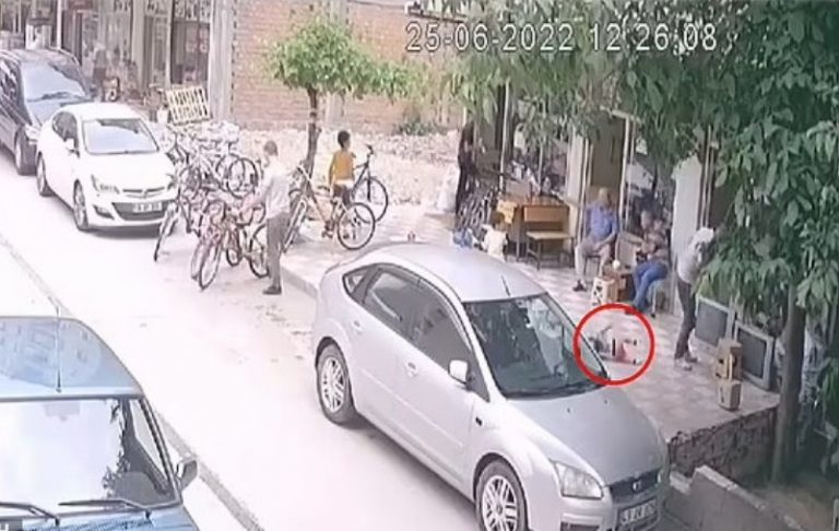 Τουρκία: Μωρό έπεσε με το κεφάλι από μπαλκόνι στην πλάτη περαστικού άνδρα – Σώθηκε από θαύμα