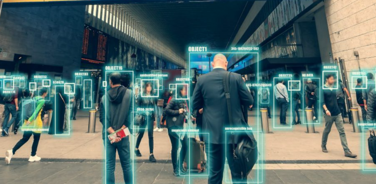 «Έχετε επισημανθεί ως απειλή»: Η τεχνολογία προγνωστικής τεχνητής νοημοσύνης βάζει στόχο στην πλάτη σας…