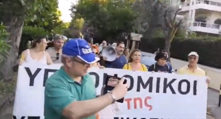 ΑΝΕΜΒΟΛΙΑΣΤΟΙ υγειονομικοί και πολίτες έξω από το σπίτι του ΠΑΝΙΚΟΒΛΗΤΟΥ Πλεύρη: «Στοχοποιείται η οικογένεια μου»