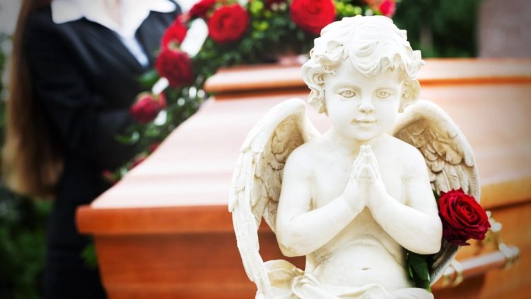 ΓΕΡΜΑΝΙΑ: ΕΠΊΣΗΜΑ 9 ΝΕΚΡΆ ΚΑΙ 1208 ΣΑΚΑΤΕΜΈΝΑ ΠΑΙΔΙΆ ΜΕΤΆ ΤΟΝ ΕΜΒΟΛΙΑΣΜΌ ΜΕ ΤΑ ΠΟΛΛΆ ΟΦΈΛΗ