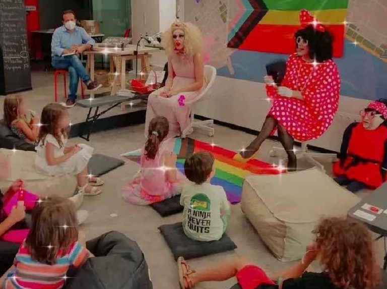 Ντροπή και αηδία: Τραβέλια διάβασαν παραμύθια στα παιδιά ΚΑΙ ΣΤΗΝ ΕΛΛAΔΑ!