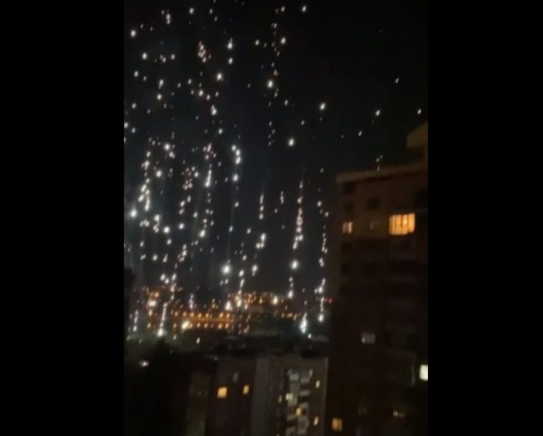 ME TI βομβαρδίζουν τους αμάχους στο Ντονέτσκ; ΥΛΗ που πέφτει σα φωτεινή βροχή χρησιμοποίησαν οι Ουκρανοί!