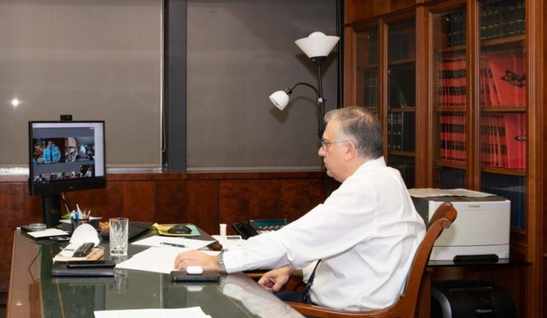 Αγωνία για τον 3 φορές εμβολιασμένο υπ. Προστασίας ο οποίος αισθάνθηκε αδιαθεσία στο βήμα της Βουλής