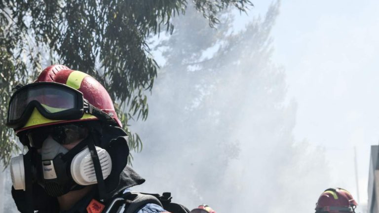 Μάχη με τις φλόγες σε όλη τη χώρα