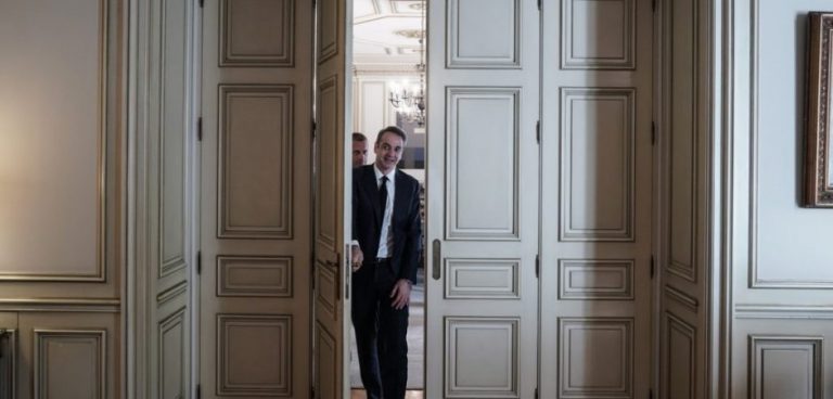 Ξαφνικά ζούμε ημέρες ΓΑΠ μετά τις Κάννες. Κάποιοι μοιάζει να σφύριξαν τη λήξη της κυβέρνησης του Κυριάκου Μητσοτάκη