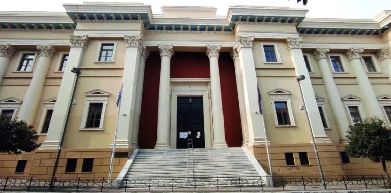 Απόφαση – σταθμός για ανεμβολίαστους υγειονομικούς: Το Δικαστήριο της Πάτρας «δικαίωσε» γιατρό νοσοκομείου σε αναστολή εργασίας