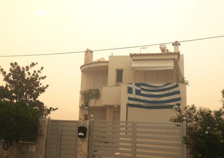 Ο λαός ΜΠΟΥΧΤΗΣΕ με την κυβέρνηση που ΜΙΣΕΙ τους πολίτες αλλά και με την ΑΝΥΠΑΡΚΤΗ αντιπολίτευση