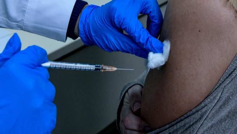 Προτεραιότητες Μητσοτάκη: Αρχίζουν σήμερα οι εμβολιασμοί με τα επικαιροποιημένα εμβόλια