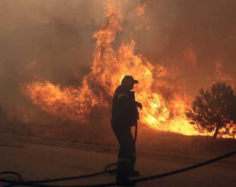 Οι Ένοπλες Δυνάμεις συμμετέχουν στην κατάσβεση της πυρκαγιάς στην Πεντέλη