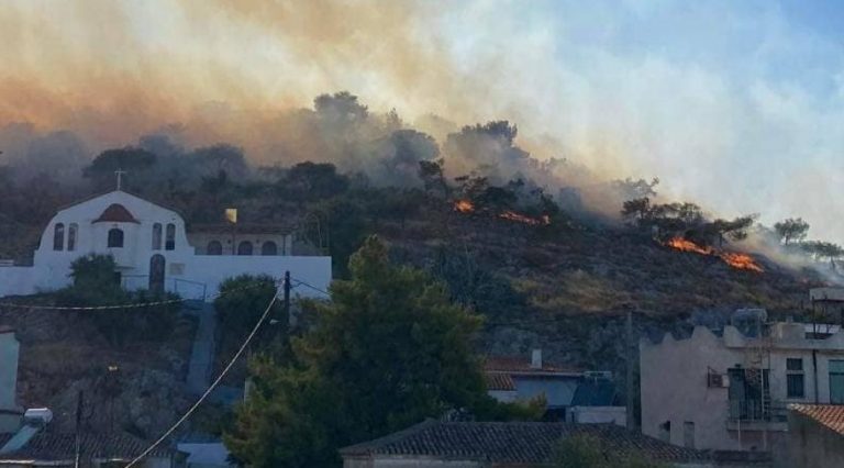 Φωτιά στη Σαλαμίνα: Μηνύματα από το 112 για την απομάκρυνση των κατοίκων