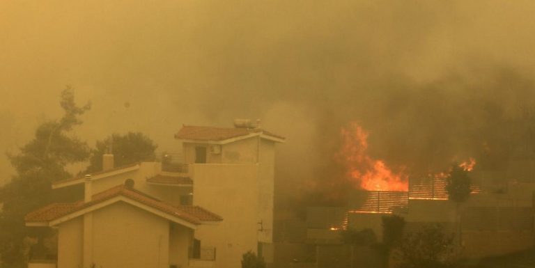 Φωτιά στην Πεντέλη: Τρεις τραυματίες κατά τη διάρκεια της νύχτας στο «Γεννηματάς»