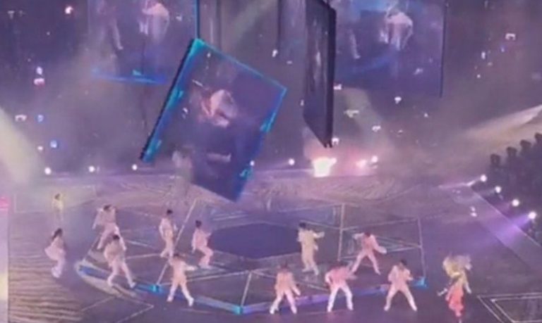 Χονγκ Κονγκ: Γιγαντοοθόνη έπεσε πάνω στην σκηνή κατά τη διάρκεια συναυλίας – Δύο σοβαρά τραυματίες