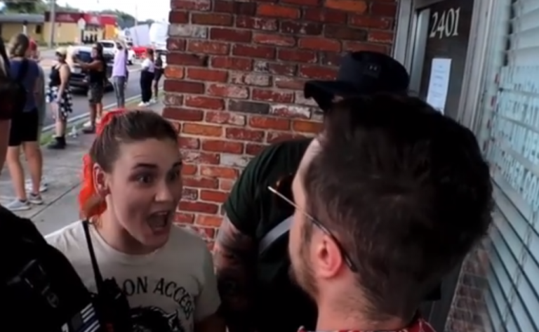 «Θα ΔΟΛΟΦΟΝΗΣΩ μωρά, θα τους ΚΟΨΩ τον λαιμό»!!! «ΣΑΤΑΝΙΚΟ» παραλήρημα διαδηλωτών στις ΗΠΑ