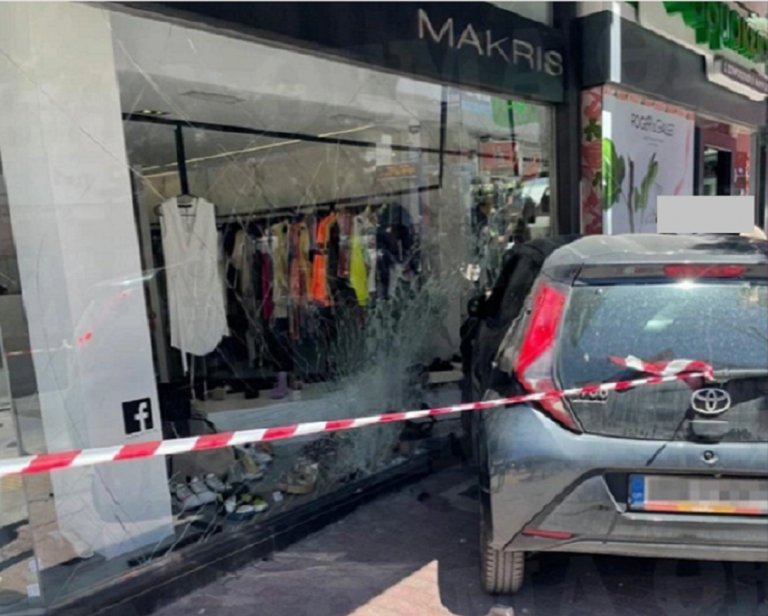 Ο σκύλος πήδηξε από το παράθυρο, το ΙΧ “καρφώθηκε” σε βιτρίνα μαγαζιού, στο Χαλάνδρι