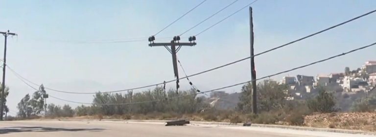 Σοκαριστική εικόνα στο Ντράφι: Καμένη κολώνα ηλεκτρικού ρεύματος κρατιέται μόνο από τα καλώδια