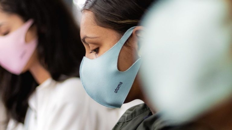 Δες τους ανθρώπους φιμωμένους