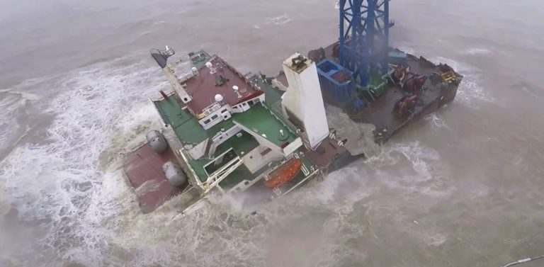 Χόνγκ Κονγκ: Πλοίο χτυπήθηκε από τροπική καταιγίδα, έσπασε στα δύο και βυθίστηκε -Δεκάδες αγνοούμενοι