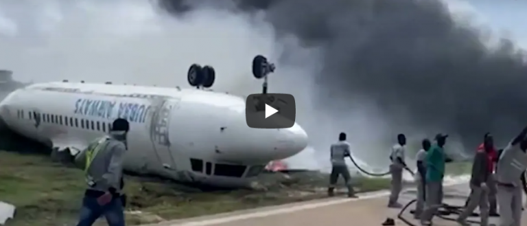 Σομαλία: Εικόνες σοκ με αεροπλάνο να έχει ανατραπεί μετά την προσγείωση και να φλέγεται – Όλοι οι επιβάτες γλίτωσαν