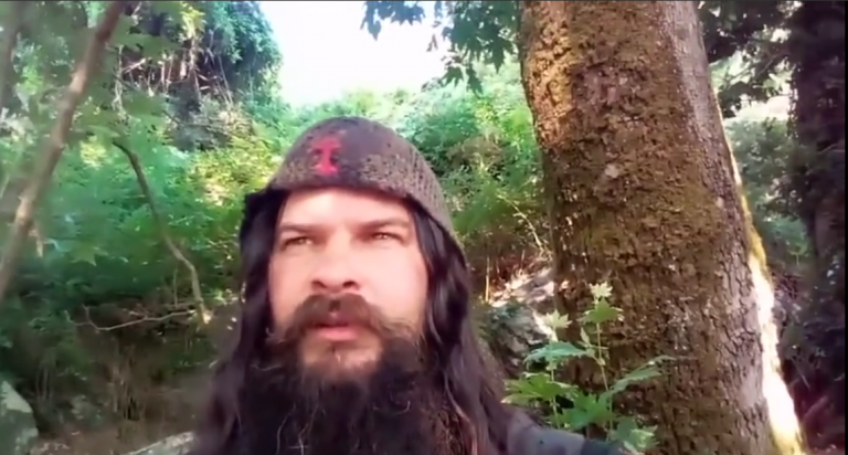 ΣΕ ΠΙΑ ΑΠΑΤΗ ΖΕΙΣ ΚΑΙ ΤΗΝ ΕΞΥΠΗΡΈΤΗΣ-ΕΙΔΙΚΌΤΕΡΑ ΘΑ ΤΟΝ ΑΓΑΠΗΣΟΥΝ ΟΙ ΝΕΟΙ ΆΝΘΡΩΠΟΙ