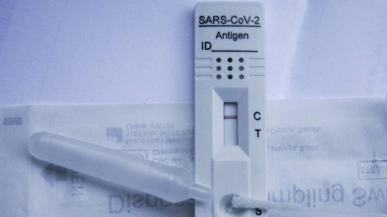 Αύγουστος 2022: Ο φονικότερος καλοκαιρινός μήνας της πανδημίας – Πρώτη στη θνησιμότητα η Ελλάδα διεθνώς