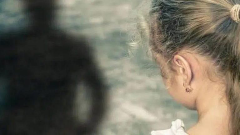 Παιδοψυχολόγος καταγγέλλεται για «βιομηχανία» ψευδών γνωματεύσεων για ασέλγεια μπαμπάδων στα ανήλικα παιδιά τους