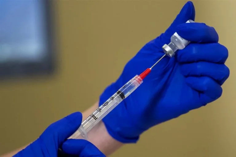 «Μπαίνουν μέσα μας με το εμβόλιο και ΕΝΕΡΓΟΠΟΙΟΥΝΤΑΙ»! Σοκαριστικός ισχυρισμός με φερόμενα ΝΤΟΚΟΥΜΕΝΤΑ