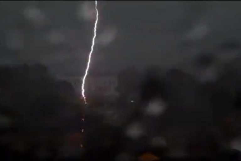 ΗΠΑ: Κεραυνός «χτύπησε» τον Λευκό Οίκο – Σε κρίσιμη κατάσταση τέσσερις άνθρωποι