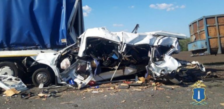 Ρωσία: Δεκαέξι νεκροί από τη σύγκρουση ενός μινιμπάς και δύο φορτηγών