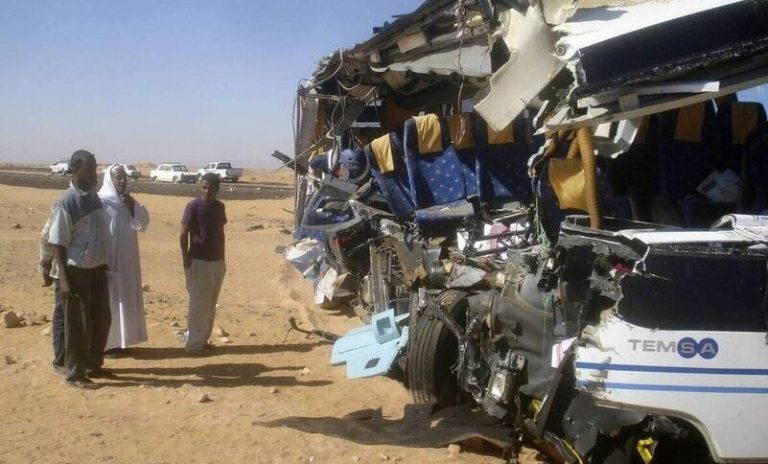 Αίγυπτος: Επτά νεκροί σε σύγκρουση μικρού λεωφορείου με φορτηγό