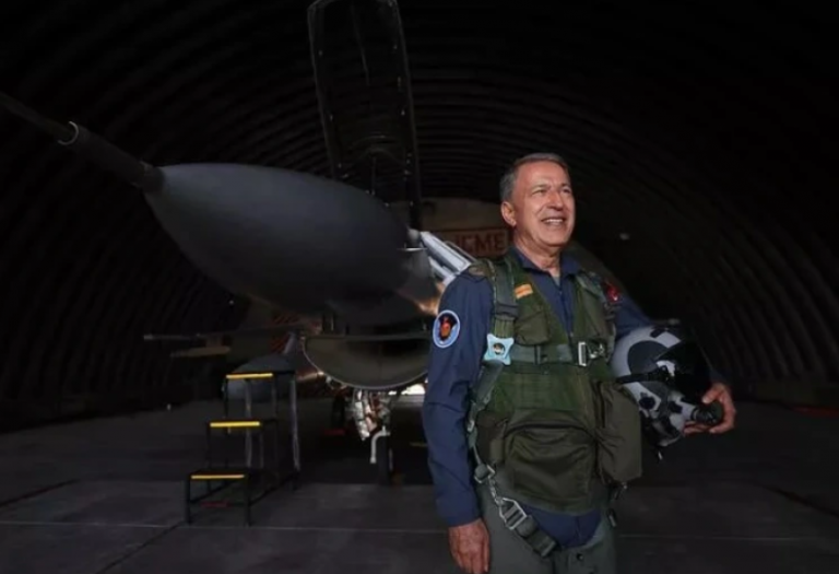 Νέα πρόκληση από τον Ακάρ: «Πέταξε» με F-16 πάνω από το βόρειο Αιγαίο