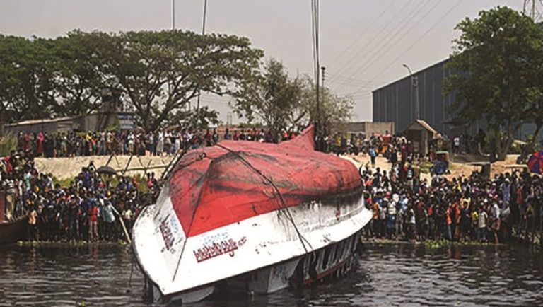Μπαγκλαντές: 31 νεκροί προσκυνητές από βύθιση πορθμείου σε ποταμό