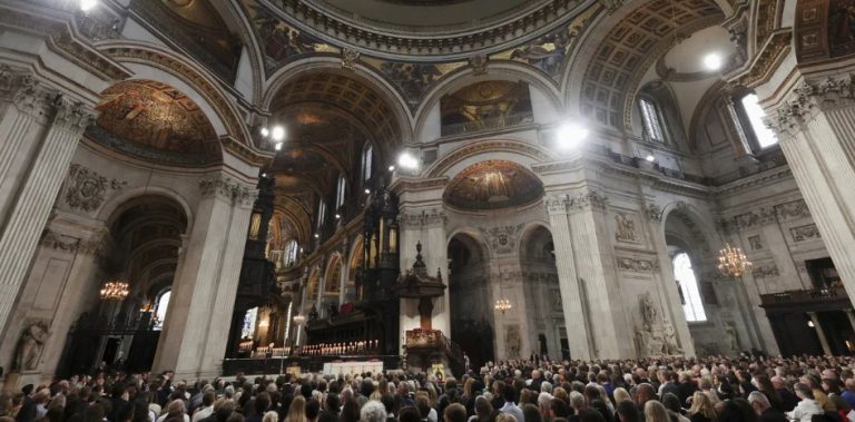 Δείτε βίντεο: Για πρώτη φορά μετά από 70 χρόνια, «God save the King» στον βρετανικό εθνικό ύμνο