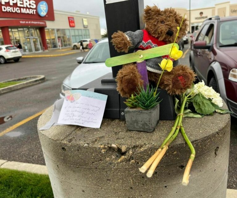 Γυναίκα πέθανε μέσα σε φαρμακείο αμέσως μετά το εμβόλιο COVID: «Έπεσε ΝΕΚΡΗ στο πάτωμα»