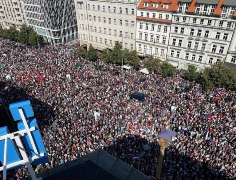 Πράγα-100.000 Τσέχοι παραληρούν υπέρ Ρωσίας κατά ΝΑΤΟ ΕΕ τιμές ενέργειας και απαιτούν Ουδετερότητα και πτώση της κυβέρνησης!