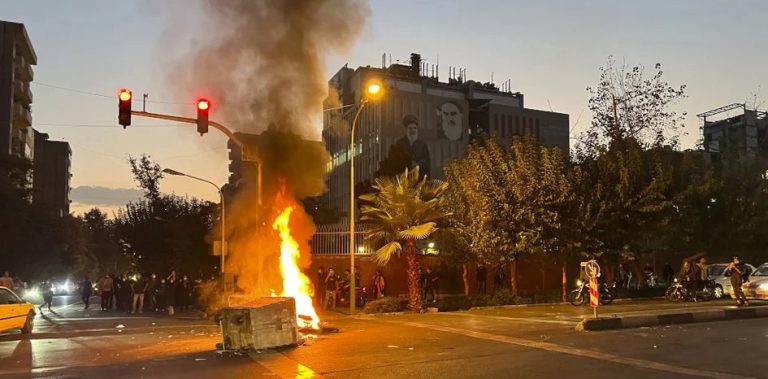 Στις «φλόγες» το Ιράν: 31 νεκροί σε συγκρούσεις για τον θάνατο της Μαχσά Αμινί – Αμετανόητος ο πρόεδρος Ραϊσί