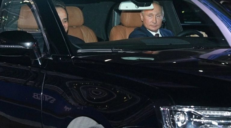 Daily Mail: Πληροφορίες για «χτύπημα στη λιμουζίνα του Πούτιν»