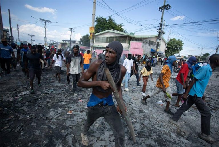 Στο έλεος της κρίσης η Αϊτή: Στους δρόμους χιλιάδες πολίτες