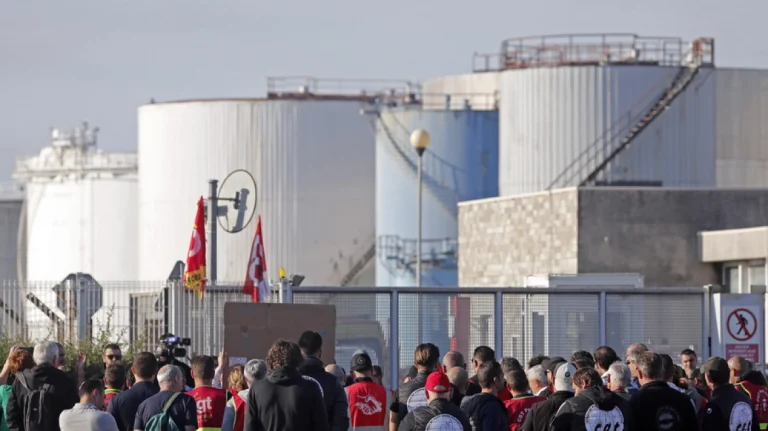 Γαλλία – Μακρόν: Απειλεί με «έφοδο» στις αποθήκες καυσίμων και επίταξη προσωπικού τους απεργούς διυλιστηρίων