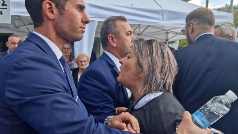 Ανεμβολίαστοι υγειονομικοί προς ΠτΔ και κυβέρνηση: «Ντροπής σας» και «αίσχος»