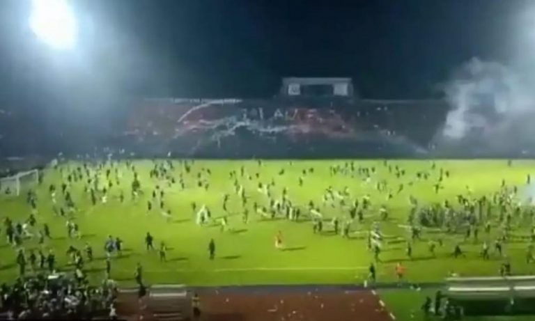 Τραγωδία στην Ινδονησία: Δεκάδες νεκροί και τραυματίες μετά το τέλος ποδοσφαιρικού αγώνα