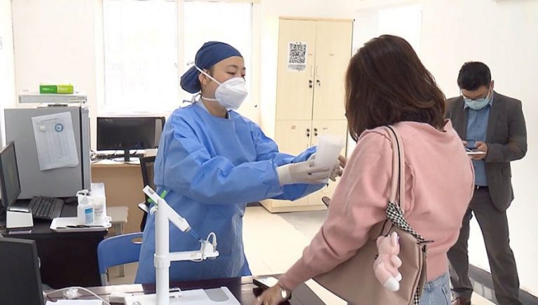 Κορωνοϊός: Παγκόσμιο ντεμπούτο για τα εισπνεόμενα εμβόλια στη Σαγκάη