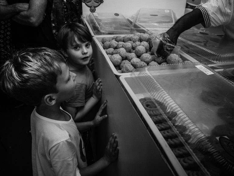 ΣΟΚ στην Βρετανία!!! Μαθητές τρώνε σκέτο ψωμί ή κλέβουν το φαγητό άλλων γιατί οι γονείς ΔΕΝ ΕΧΟΥΝ ΛΕΦΤΑ