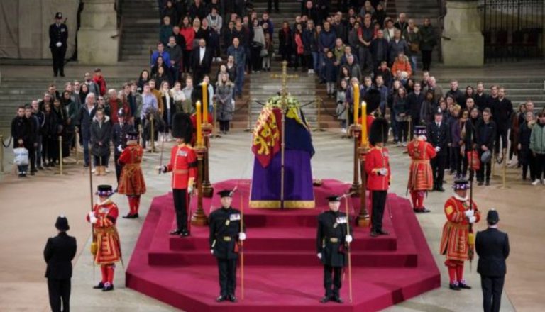 Βρετανία: Νεκρός 18χρονος που φρουρούσε το φέρετρο της βασίλισσας Ελισάβετ