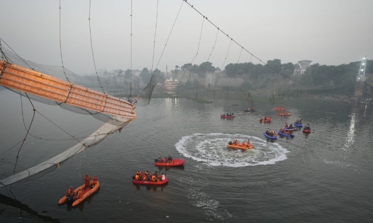 Η στιγμή της κατάρρευσης της πεζογέφυρας στην Ινδία