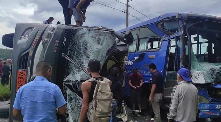 Τραγωδία στον Ισημερινό: Ένας νεκρός και 20 τραυματίες μετά από σύγκρουση λεωφορείων